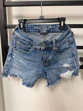 American Eagle Outfitters light blue distressed denim cutoff shorts sz 2
